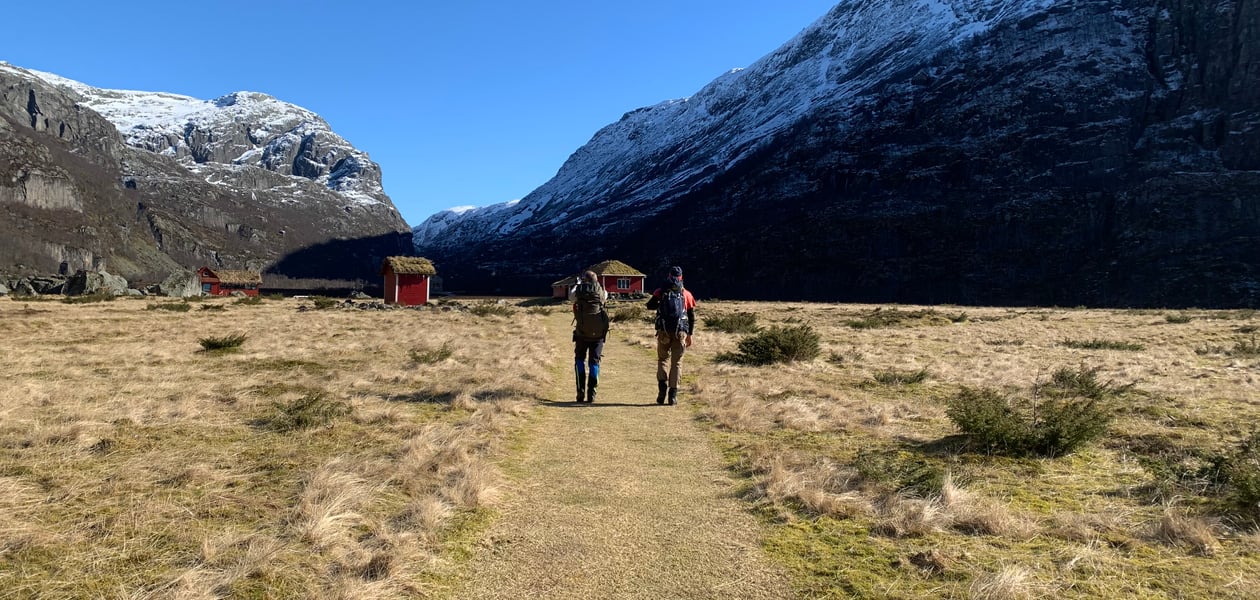 To personer som går innover en hytte.