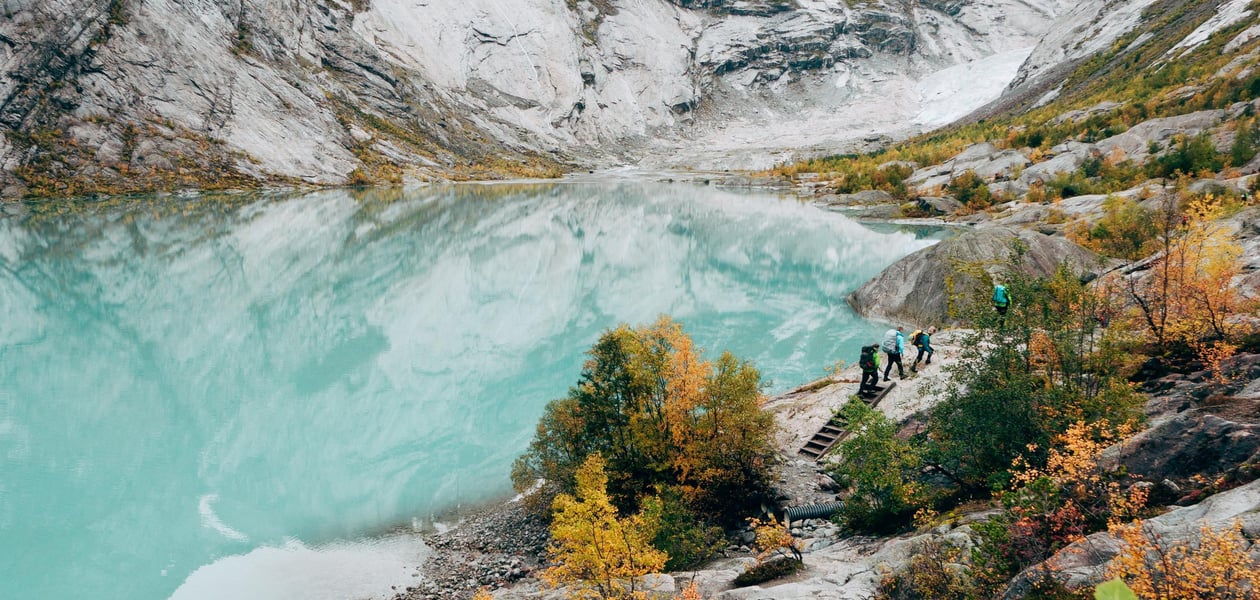 Fire turgåere på vei inn til Nigardsbreen i Jostedalen, en brearm av Jostedalsbreen. Finalist i fotokonkurransen høsten 2018.