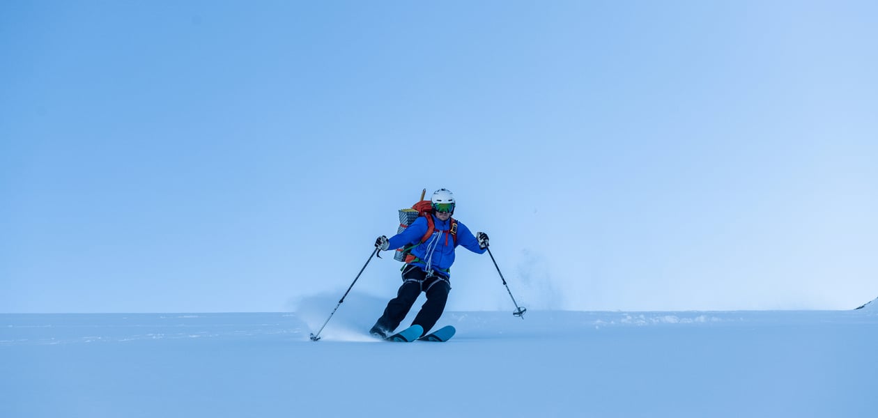 En person kjører nedover på ski