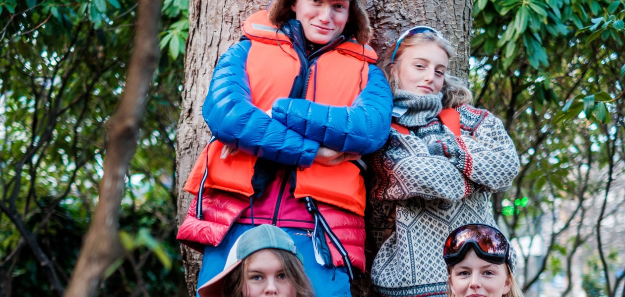 Grønn Fredag 2022 - bilder av DNT ung Stavanger med brukte klær fra second hand-stativet til Tursenteret i Stavanger.
Bak: Mads Kerlefsen og Tora Tofte Nessa. 
Foran: Kristine Bosch og Veslemøy Østebøvik
