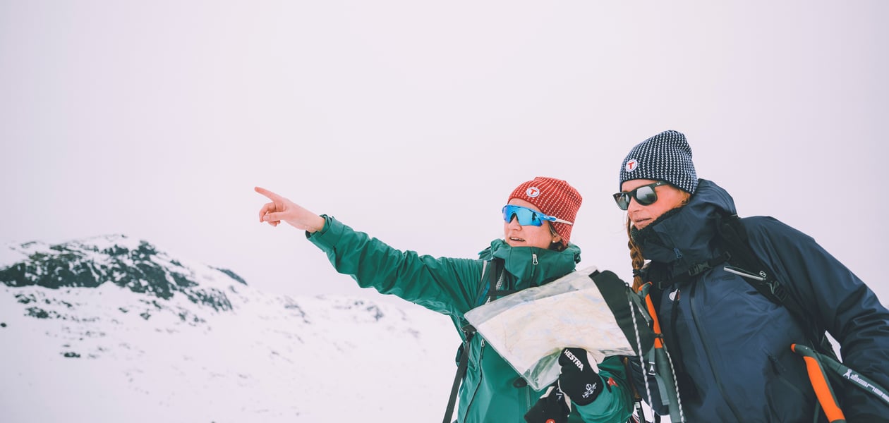 to skiløpere sjekker kartet før tur i vinterfjellet.