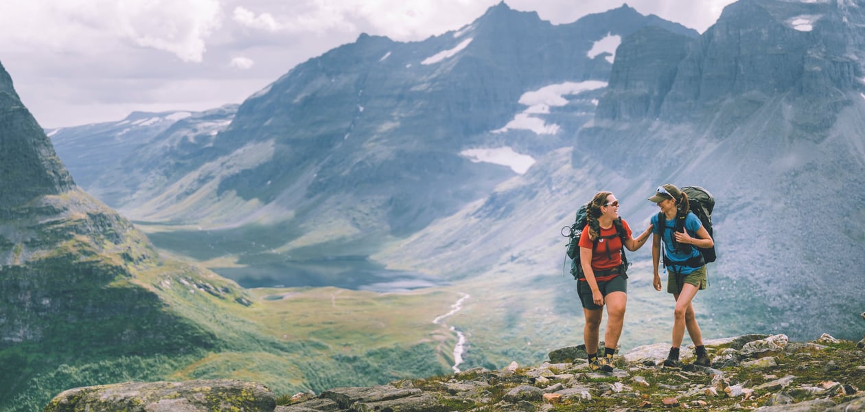 To damer på tur i vakkert fjellandskap