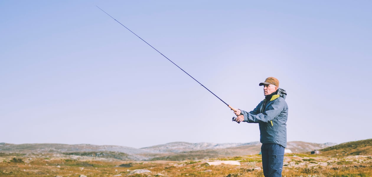 Reportasjetur over Hardangervidda i forbindele med jubileumsbok. Turgåer fisker ved vannet nedenfor Litlos turisthytte.