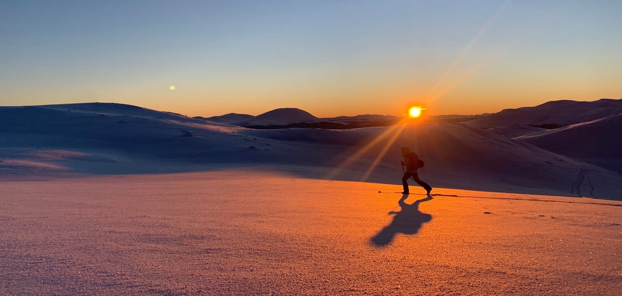 Bilder fra Trollhøe, 3. januar 2021. Trollhøe (1372 moh) er en ukjent perle plassert mellom fjellvannene Tesse og Lemonsjøen i Vågå Kommune. Turen opp er relativt lett, «passer for alle» samt tilgjengelig både sommer og vinter.