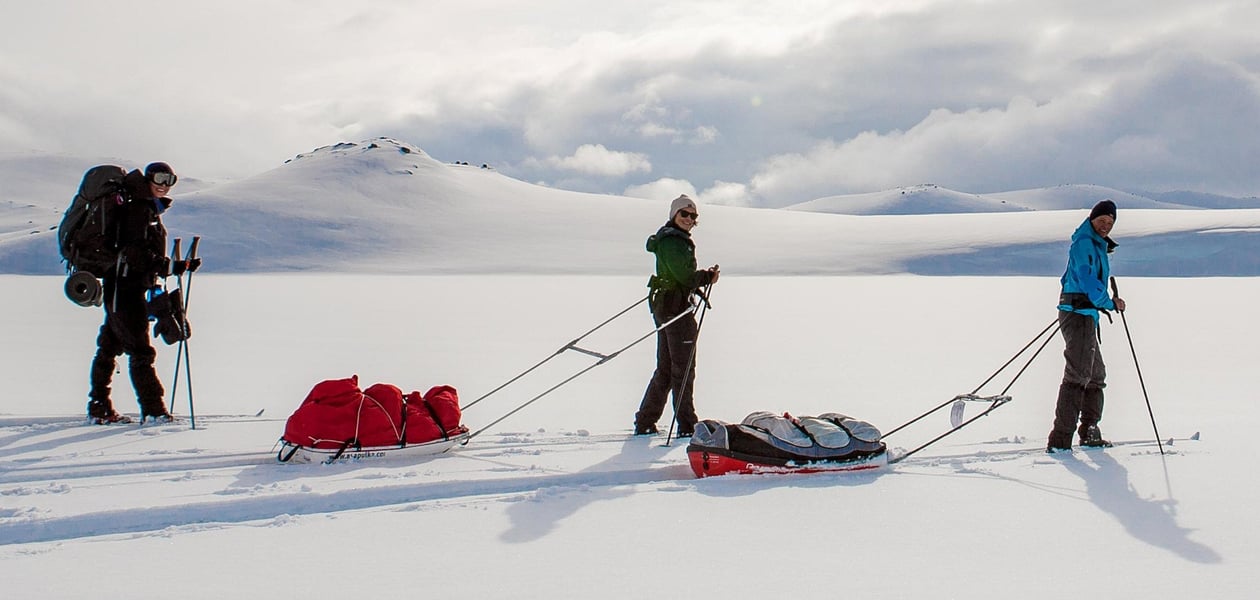 Famile på skitur på fjellet