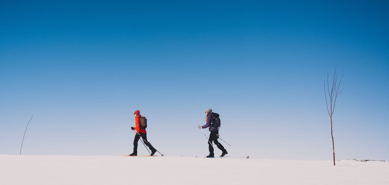 To personer som går på fjellski