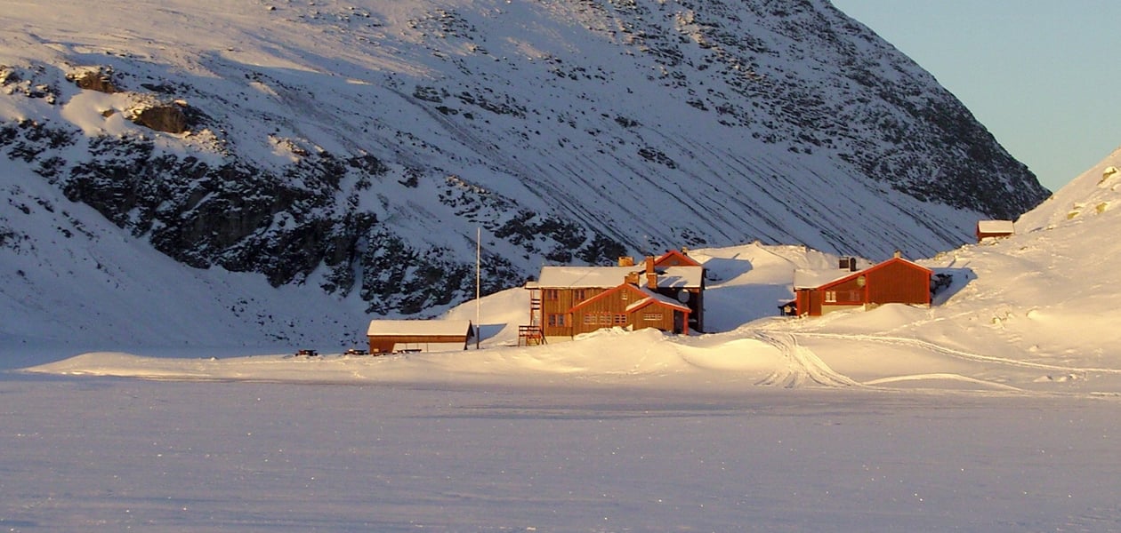 Rødmalt hytte i påskesol