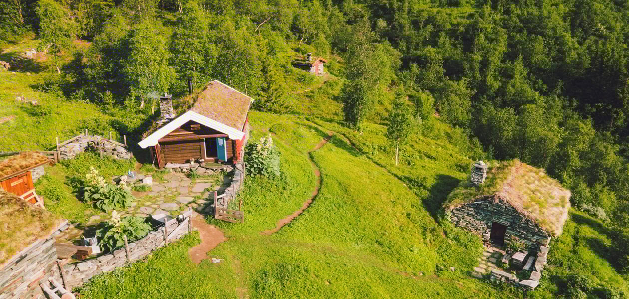 en hytte i grønt fjellområde