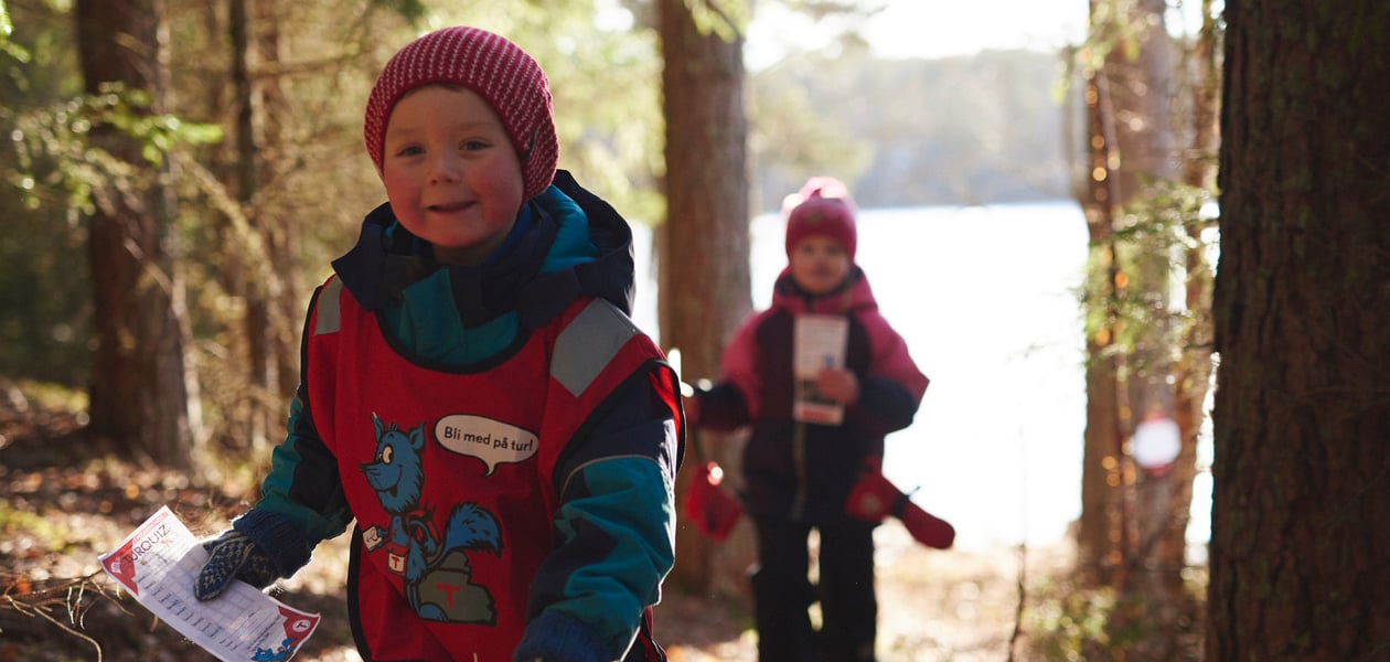 barn på tur i skogen