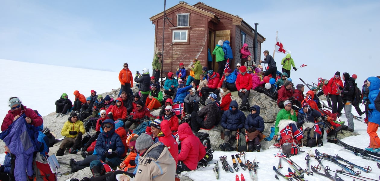 Pinse- og 17. mai helg på Finse 2016 17. mai feririn på Hardangerjøkulen. Ved Jøkulhytta.