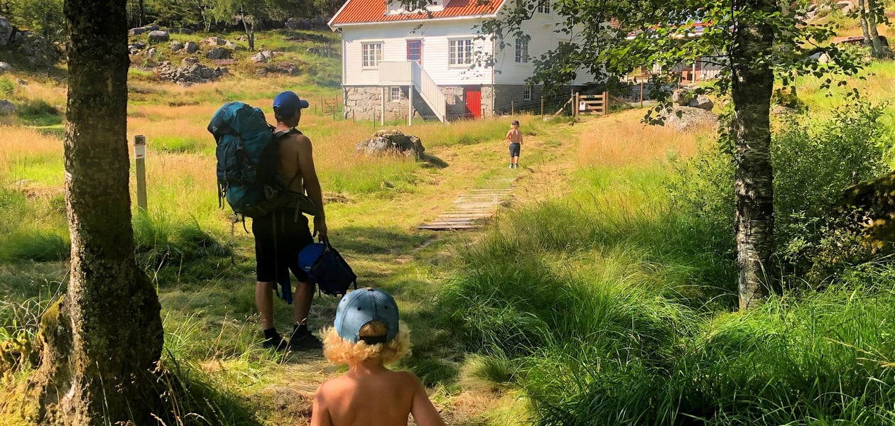 Sommerbilder fra Bakken gard 2021. Familieferie på fjordhopping i Lysefjorden.