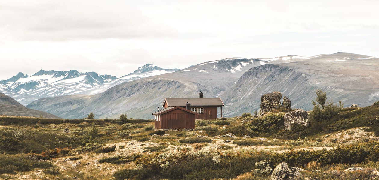 Oskampen.

En hytte på Omveien - den nye langruta fra Lillehammer i øst til Sognefjorden i vest, en rute hvor man krysser Fjell-Norge på tvers og får oppleve det mest spektakulære landet har å by på.