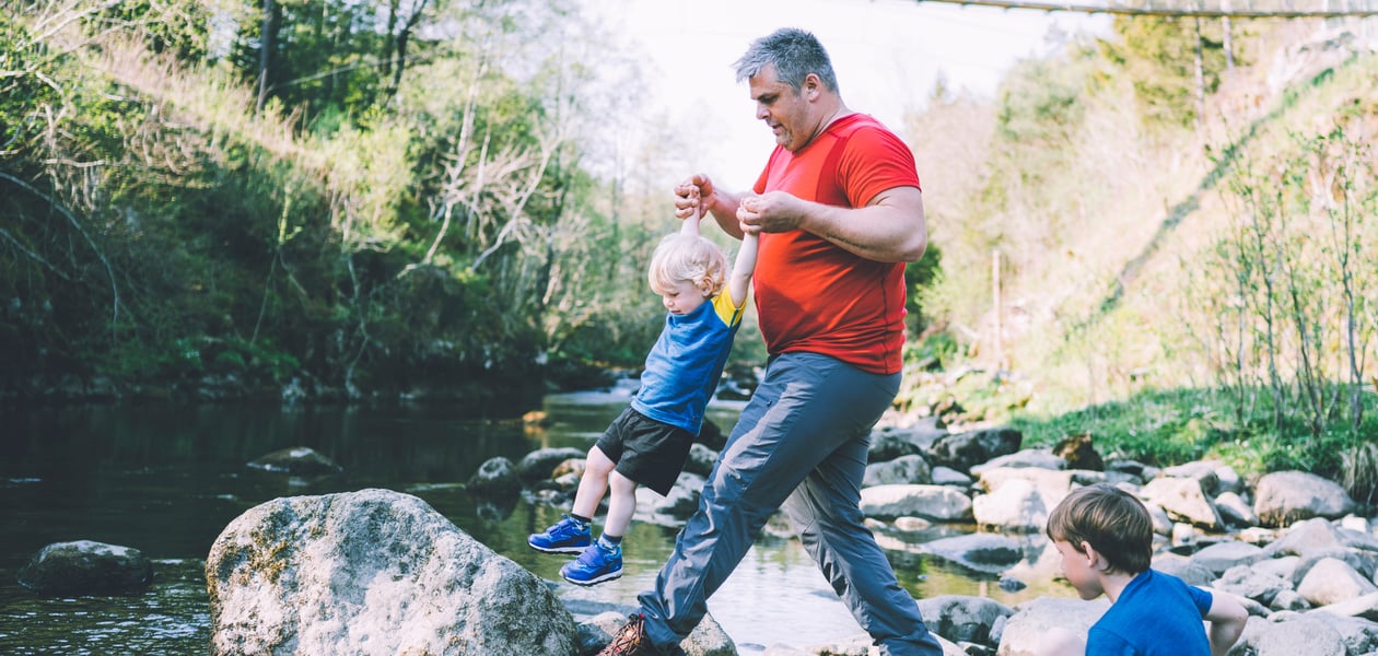 Tor Arne Hitland og barna i forbindelse med filminnspilling i Bergen.