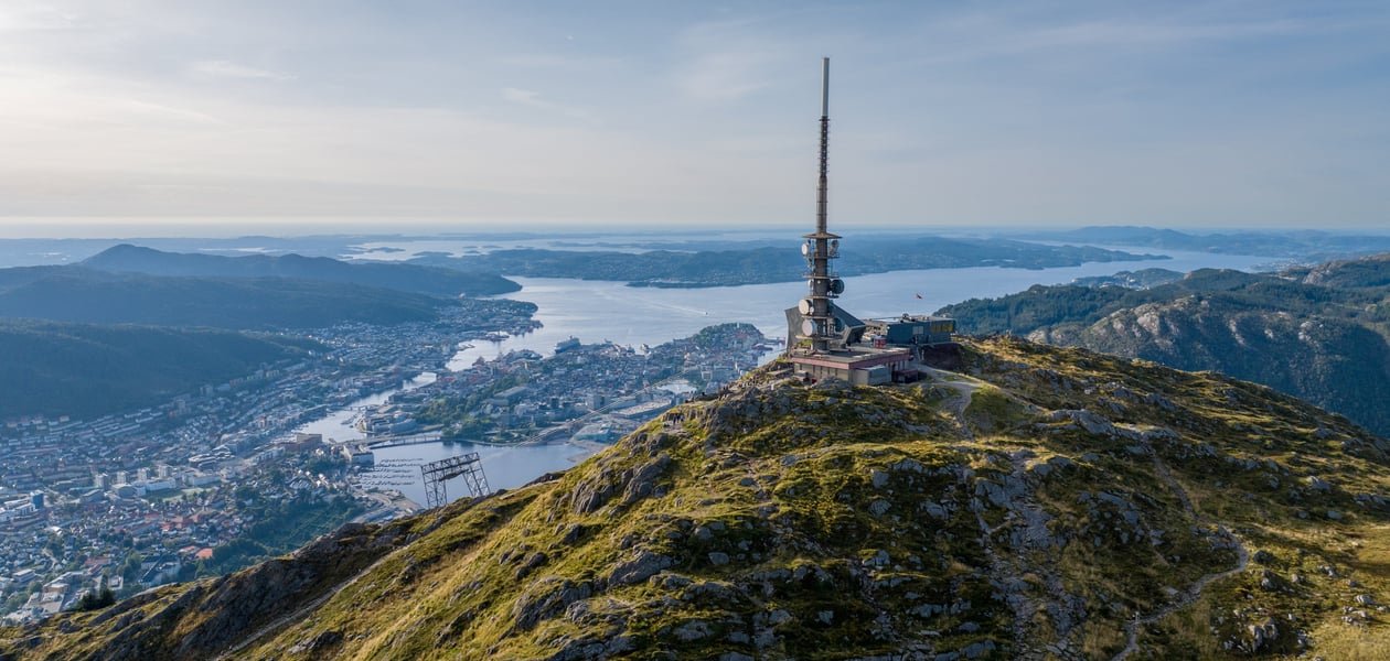 Fjell med stor mast på toppen.