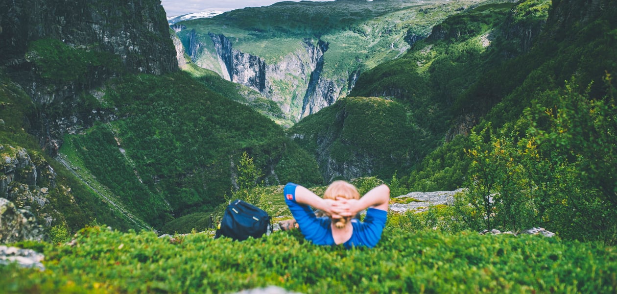 Person som ligger i natur  i Aurlandsdalen.