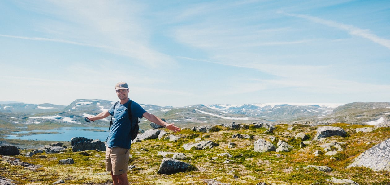 Turgåer med utstrakte armer på sommerfjellet.