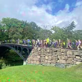 Kulturvandrere over Claude Monets bro i Sandvika