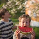 Barn spiser melon