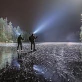 Skøyteløpere på Søndre Krokvann i Østmarka. For meg er det ikke skikkelig høst før jeg får gått på turskøyter på speilblank stålis i Oslomarka. Sesongen kan være kort så det gjelder å være rask når isen er blitt tykk nok.