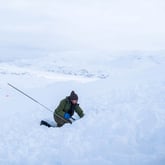 Bilder fra NF grunnkurs skred på Haukeliseter fjellstue. Turleder Joar Michalsen leter etter skredtatt i simulert snøskred. Søkestang, skredutstyr, snøskred, skredredning, søk og redning.