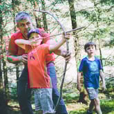 Tor Arne Hitland og barna i forbindelse med filminnspilling i Bergen.