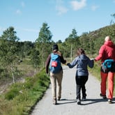 Tur til Kodlifjellet i Ålgård med Inger Stokkeland og Odd Erik Haugstulen fra Klart det går i Stavanger Turistforening. Marta Janczak er Ingers assistent. Tatt til DNTs årbok 2024.