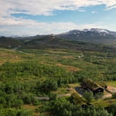 Nedalshytta i Sylan ligger ved foten av Sylmassivet helt på grensa til Sverige.