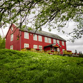 Rønningen gård med vårstemning i 2023.