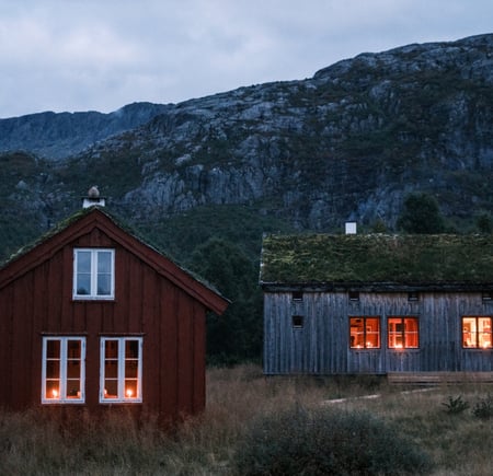 Høst på Bleskestadmoen turisthytte. Bjørkeskog, støl, seter, Suldal.