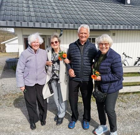 Blide mennesker utenfor Karmel