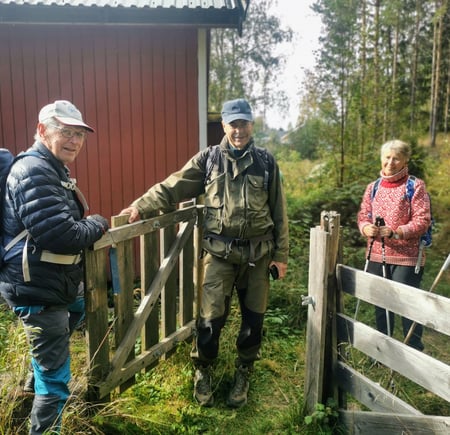 Turleder åpner grinda for turdeltager.