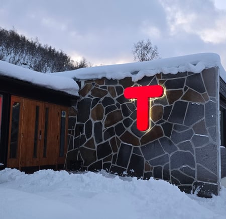 Fasade med stor rød T
