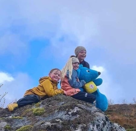 Barn med Turbo-bamse på en stein