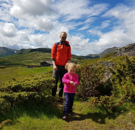 Barn og pappa på tur