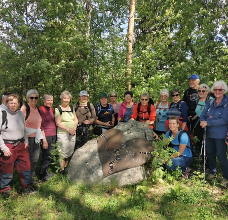 Turgruppe samlet ved en hjertestein