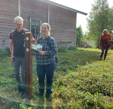 Styreleder DNT og prosjektleder De historiske vandreruter viser fram nye skilt langs Finnskogrunden