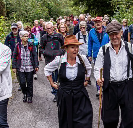 Guttorm spiller fløyte og mange andre går med på skogsbilvei 