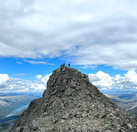 En fjelltopp med løst steinur