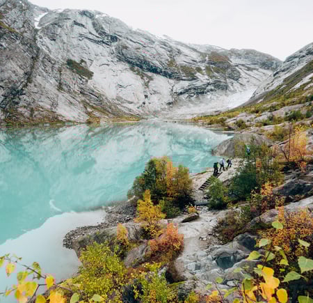 Fire turgåere på vei inn til Nigardsbreen i Jostedalen, en brearm av Jostedalsbreen. Finalist i fotokonkurransen høsten 2018. 