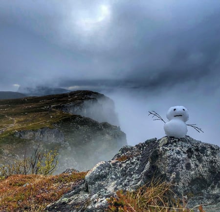Sen sommer i nord
Forhåpentligvis sesongens siste snømann på Litjehornet ved Harstad.