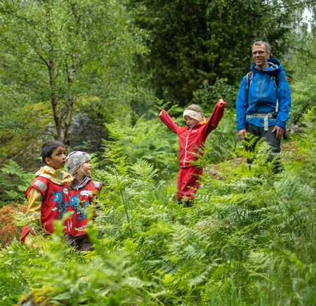 Bilder fra fellestur til Kaldahåla og Kongesteinen i Lysebotn. Barnas Turlag, turboklubb, Lysefjorden Turisthytte. Regnvær, sommer, skog. Mari og Oda Nessler Bjørheim sammen med Daniel Malik og Lars Kristian Bjørheim.
