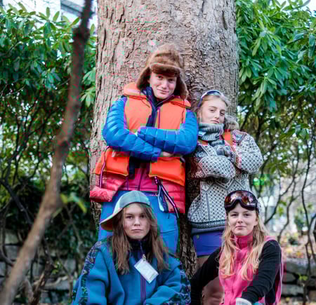 Grønn Fredag 2022 - bilder av DNT ung Stavanger med brukte klær fra second hand-stativet til Tursenteret i Stavanger.

Bak: Mads Kerlefsen og Tora Tofte Nessa. 
Foran: Kristine Bosch og Veslemøy Østebøvik