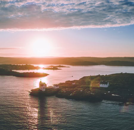 fyr i skjærgården i solnedgang