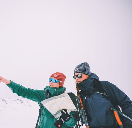 to skiløpere sjekker kartet før tur i vinterfjellet.