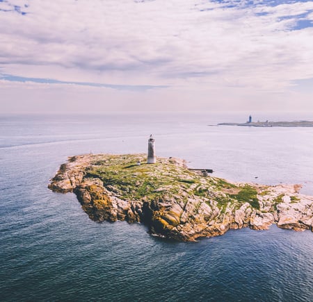 Fyr på øy i skjærgården