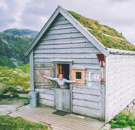liten hytte med gress på taket - fantastisk utsikt utover fjord og dal