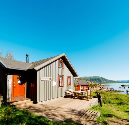 Kysthytte i vakkert landskap i Nord-Norge