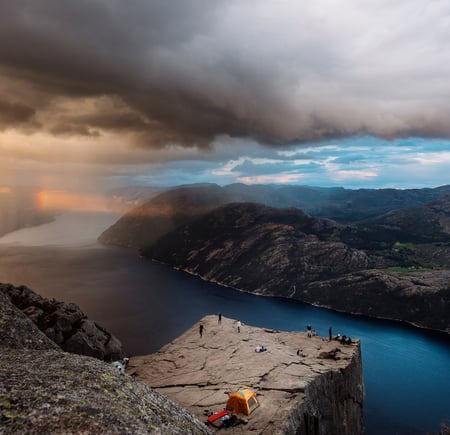 Fjellhylle ut i fjord