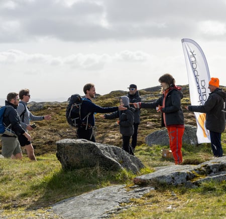 Fana Sparebank gav sjokolade til deltagerne på Rundemanen under 7-fjellsturen 28. mai 2023.
