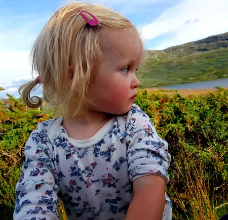 jente ute i lyngen på fjellet